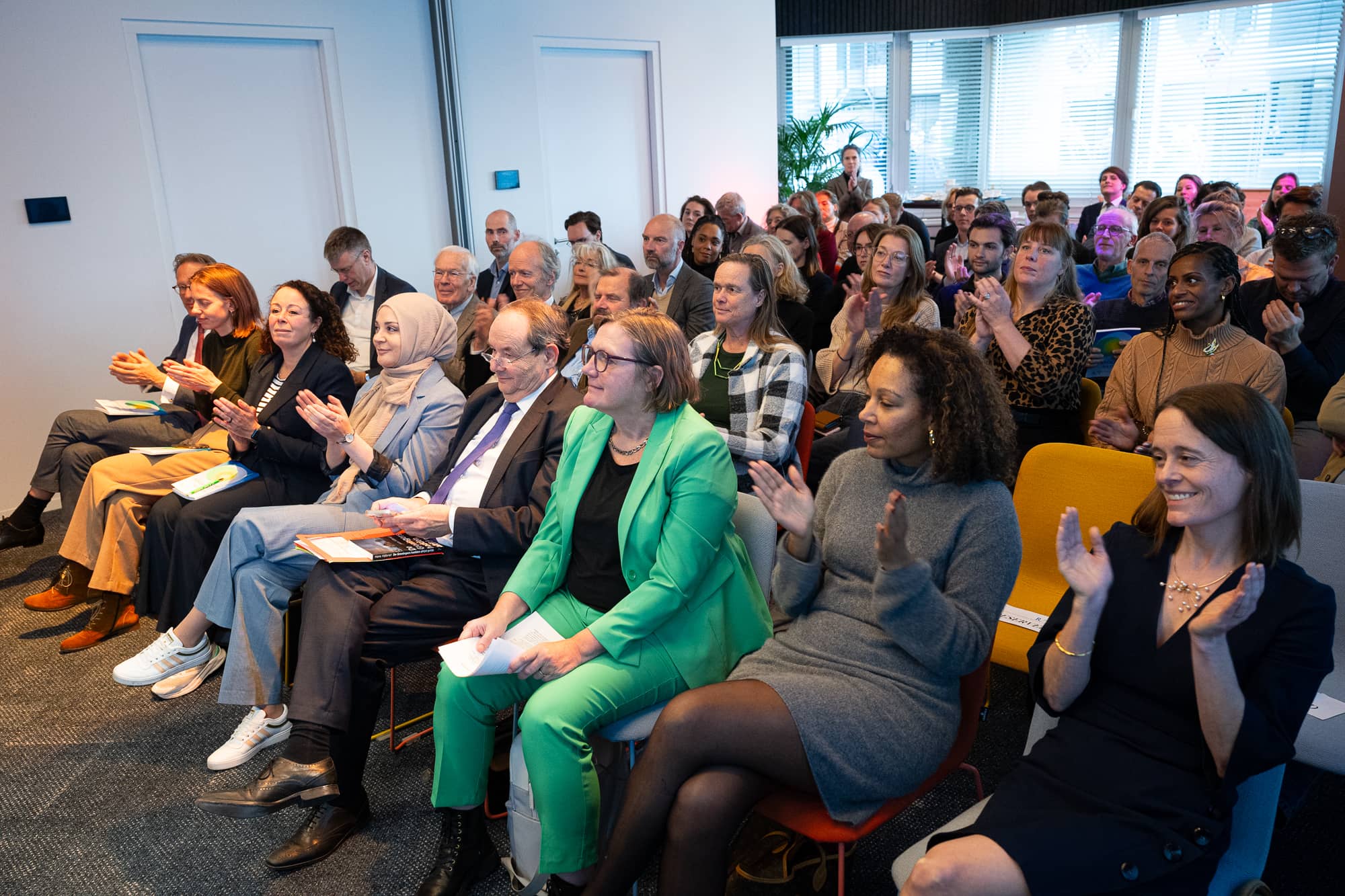Foto van het publiek in de volle zaal