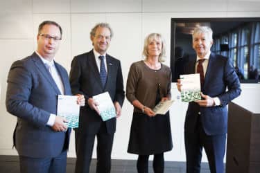 Minister Plasterk samen met Heleen Mijdam, wethouder gemeente Leidschendam-Voorburg, Michiel van Haersema Buma, voorzitter Rfv, Han Weber, gedeputeerde Zuid-Holland