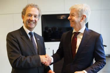 Voorzitter Rfv Michiel van Haersma Buma overhandigt het Adviesrapport aan Minister Plasterk