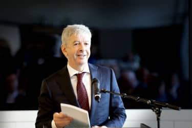 Minister Plasterk spreekt de aanwezigen toe